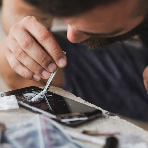 الإفراط باستخدام الهواتف الذكية يدفع المراهقين إلى التدخين وتعاطي المواد المخدرة