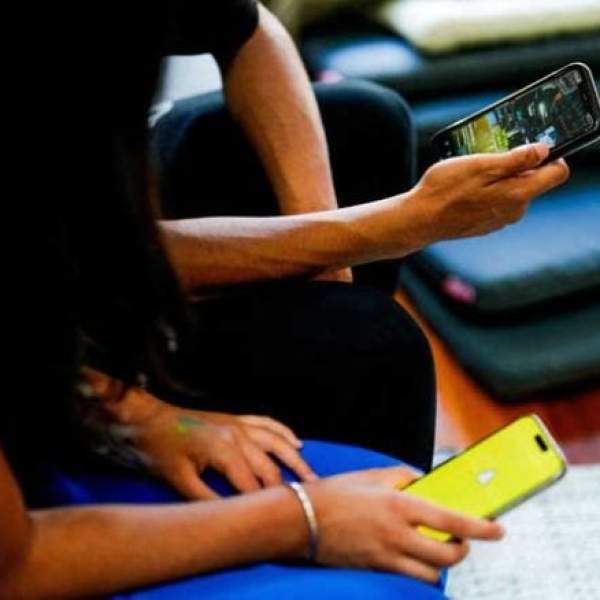 الصحة العالمية تحذر من ضرر صحي باستخام أجهزة المحمول ووسائل التواصل