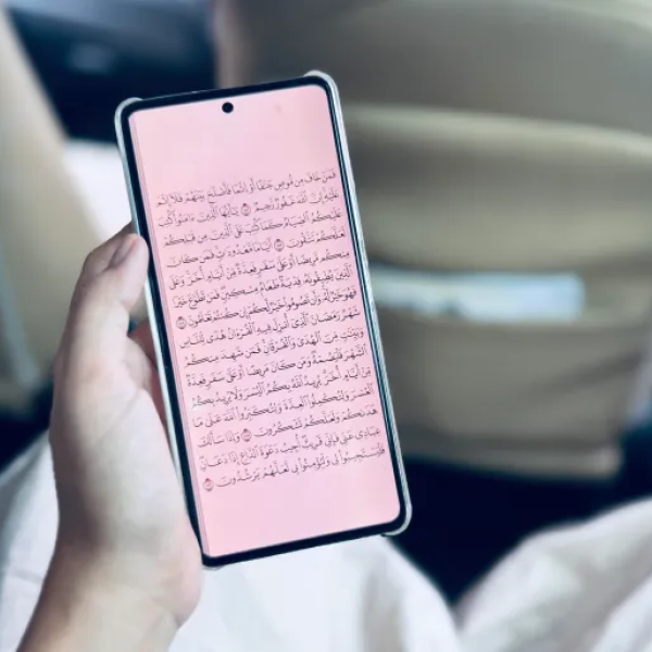 التكنولوجيا والروحانية.. كيف أصبح الهاتف رفيقًا إيمانيًا؟