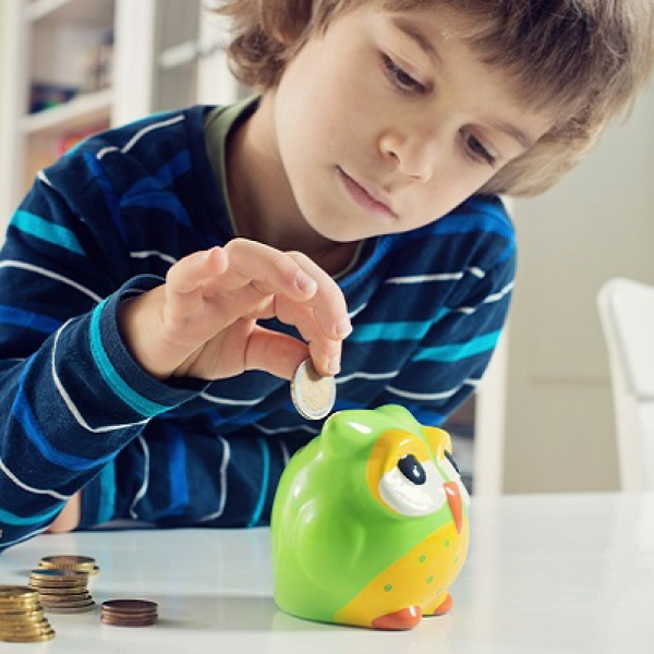 كيف نعلّم الطفل الادخار دون أن يصبح بخيلًا؟