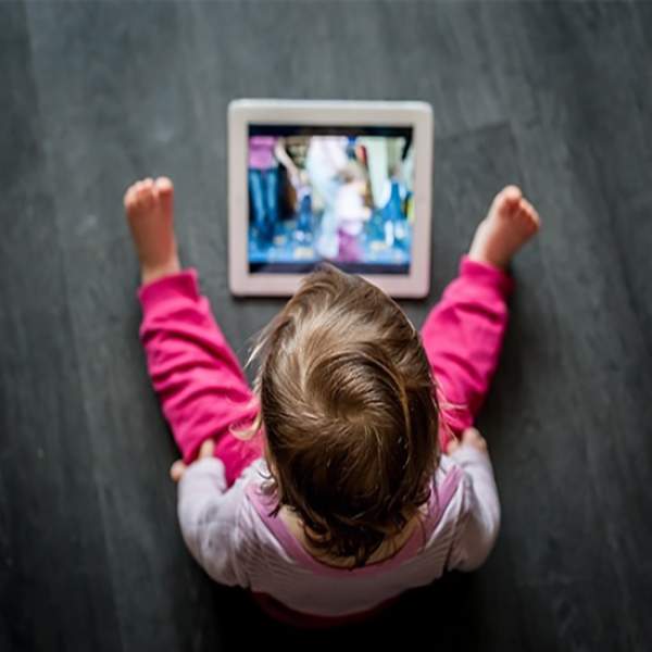 دراسة جديدة: آباء الأطفال الناجحين لا يقلقون بشأن وقت الشاشة
