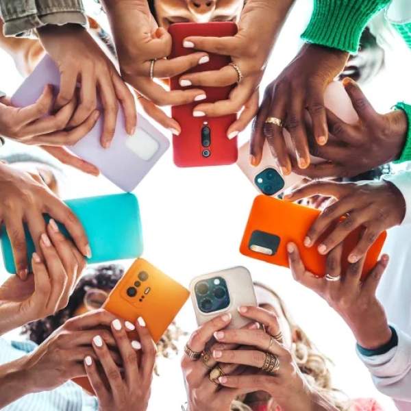 وضع الهاتف ووجهه لأسفل.. حيلة ذكية تعزز تركيزك وتحمي خصوصيتك وجهازك