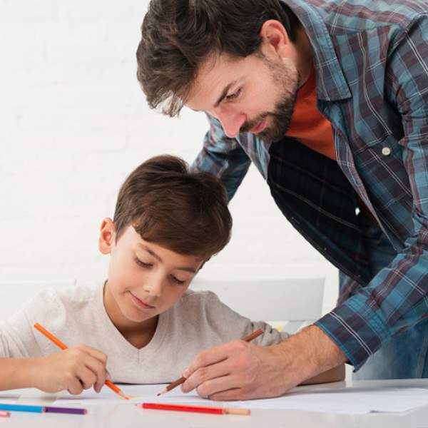 أخطاء شائعة يرتكبها الأهل في مساعدة الطفل في واجباته المدرسية