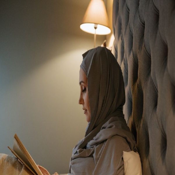 هل تصدق أن القراءة قبل النوم تمنحك نومًا أعمق؟