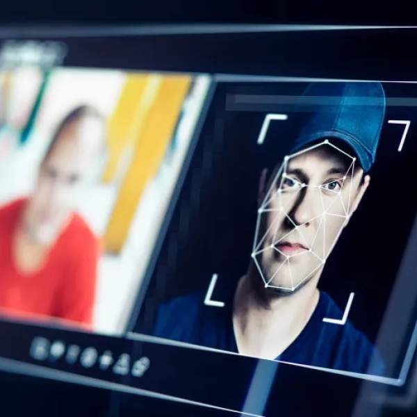 عصر السراب الرقمي.. كيف يسرق الذكاء الاصطناعي وجوهنا وأموالنا؟