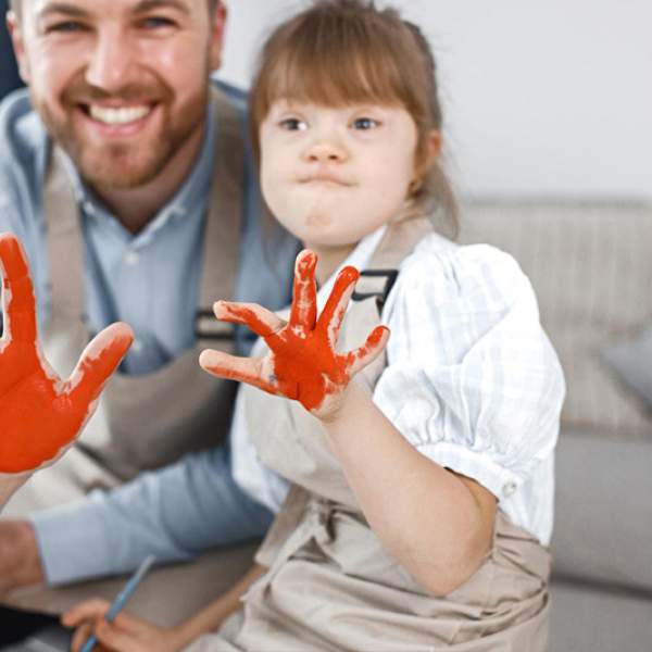 كيف نحبّ الطفل المختلف من دون أن نضعفه؟