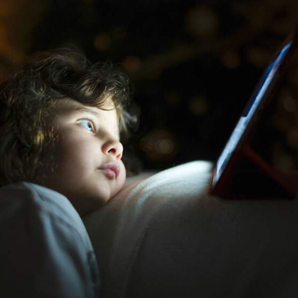 مجددًا.. بحث يكشف التأثير العميق للشاشات في تطور أدمغة الرضع