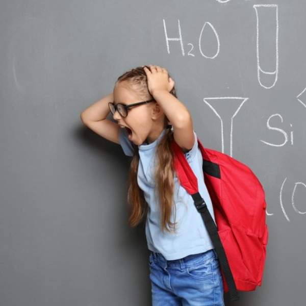 قد يسبب مجموعةً من الاضطرابات الجسدية والنفسية.. ما هو رهاب المدرسة الذي يعاني منه الأطفال قبل بداية الموسم الدراسي؟