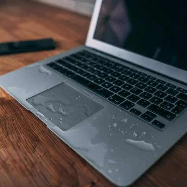انسكب الماء على حاسوبك؟ خطوات قد تنقذه من التلف