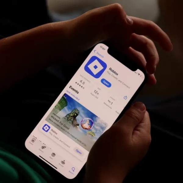 بعد العديد من القضايا.. «روبلوكس» تحظر محادثات الأطفال إلى البالغين