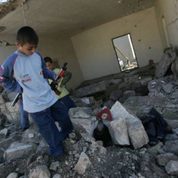 كيف يلعب الطفل في الحرب؟