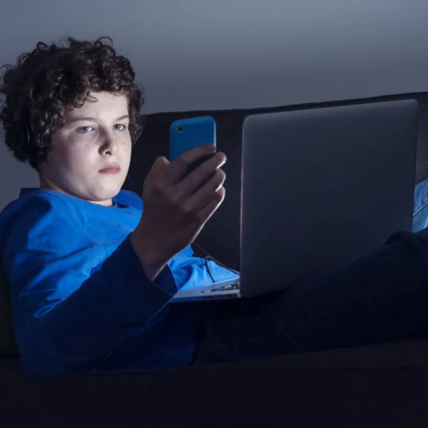 هل يعيش المراهق حياة مزدوجة أمام الشاشة؟ 