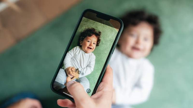 مخاطر مشاركة صور ومعلومات الاطفال على الانترنت