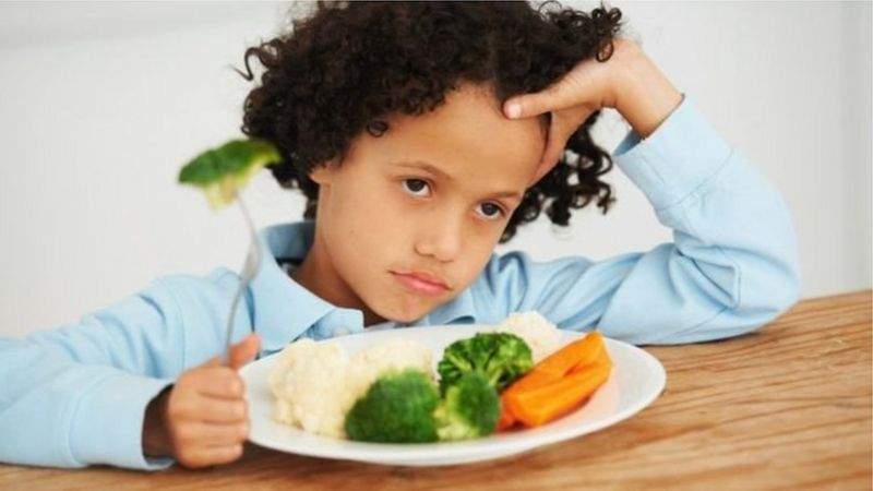 كيف نساعد أطفالنا على تناول الأطعمة الصّحيّة لحمايتهم من السّمنة المفرطة ؟