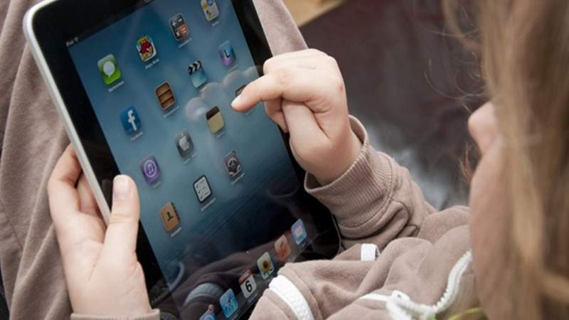 آلاف الأطفال يُستغلون على الإنترنت في بريطانيا.. ومشروع رقمي لحمايتهم