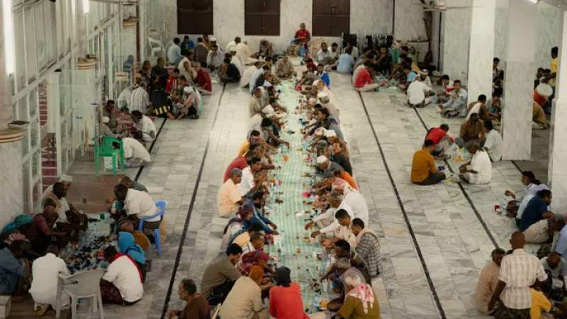 ضيوف الطريق.. تقليد رمضاني يدعو فيه اليمنيون الغرباء للإفطار