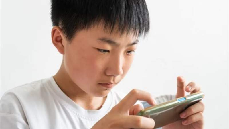 الصّين تسعى لتقييد استخدام الأطفال للهواتف الذكيّة