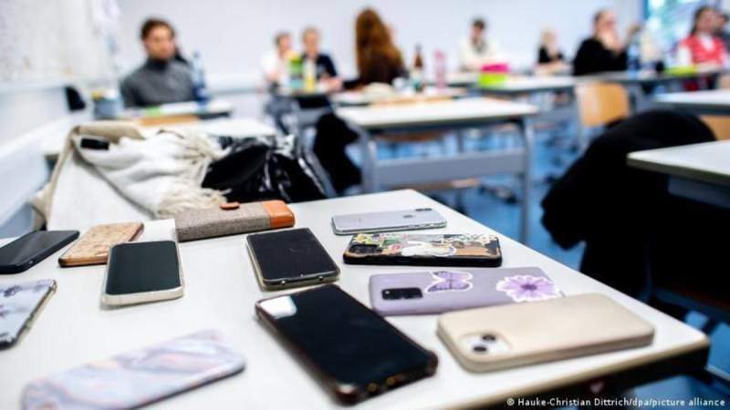 هولندا تعلن حظر استخدام الهواتف المحمولة في المدارس.. حرصًا على التركيز