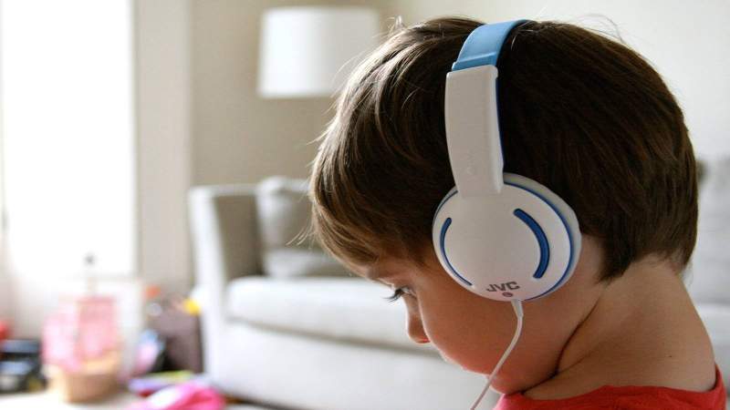 ما هو خطر سماعات الرأس على أطفالكم؟