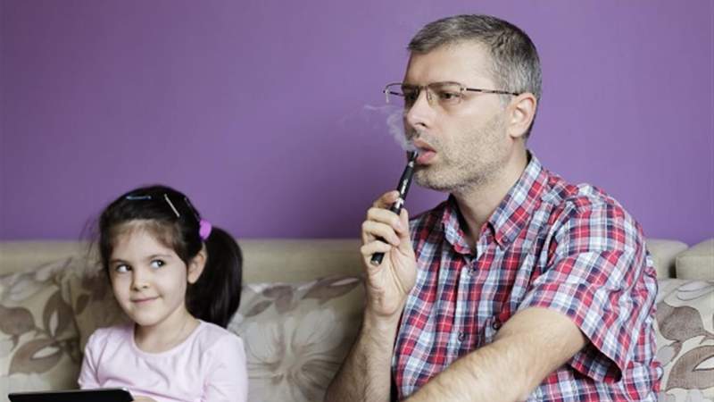 لماذا ينبغي تجنّب استخدام السجائر الإلكترونية قرب الأطفال؟