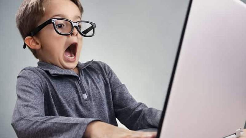 كيف يخسر الأطفال طفولتهم البريئة عبر الاستخدام غير الآمن للإنترنت ؟!