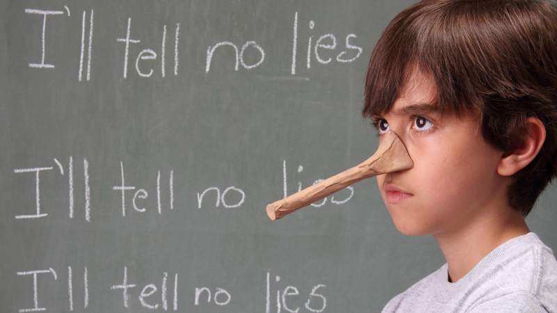 لماذا يكذب الطفل؟ وكيف نشجعه على قول الحقيقة؟