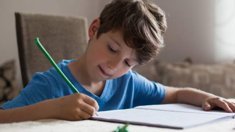 حتّى في عصر الذكاء الاصطناعي.. خمسة أسباب تحتمّ تعليم طفلك الكتابة اليدويّة