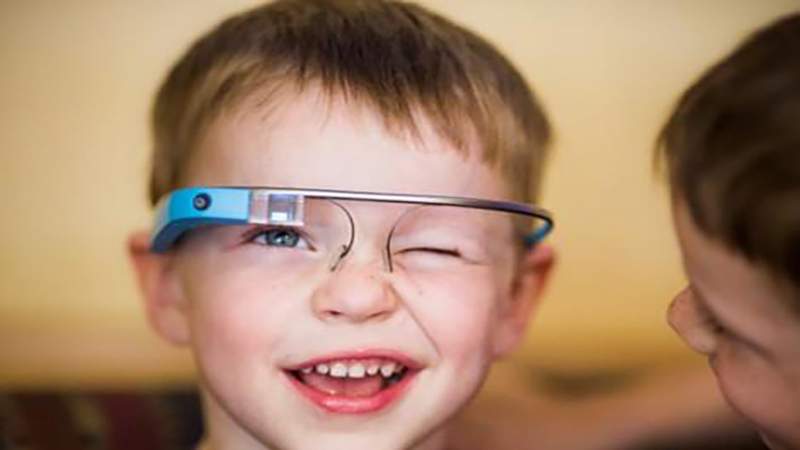 نظارة غوغل تساعد الأطفال المصابين بالتوحد في تمييز تعابير الوجوه