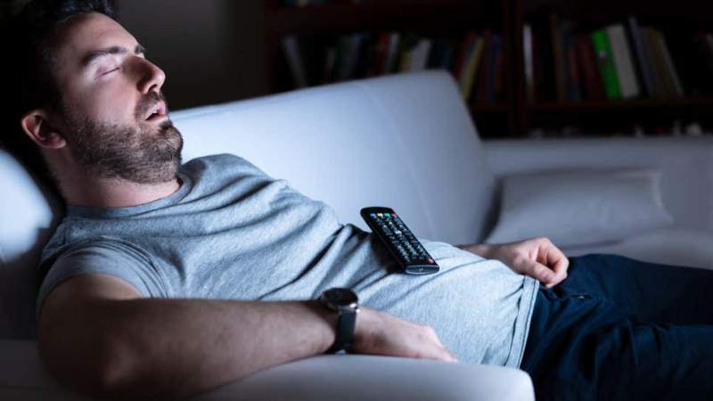 ما الذي يفعله النوم أمام التلفاز بصحتنا؟