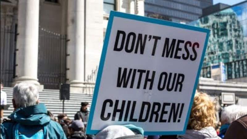 قوانين حول الأطفال المتحوّلين جنسيًا تؤدّي إلى حركة نزوح بين الولايات الأمريكيّة