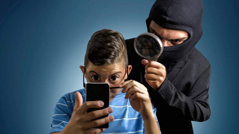 مراقبة طفلك في عصر الإنترنت.. حماية أم اختراق خصوصيّة؟